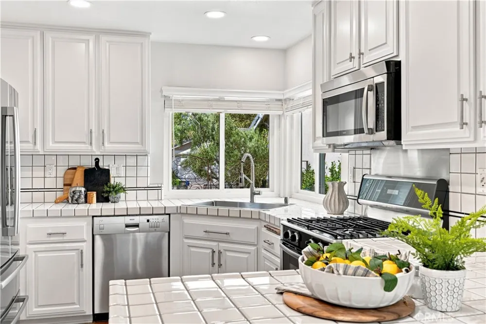 26172 Via Raza Valencia, CA 91355