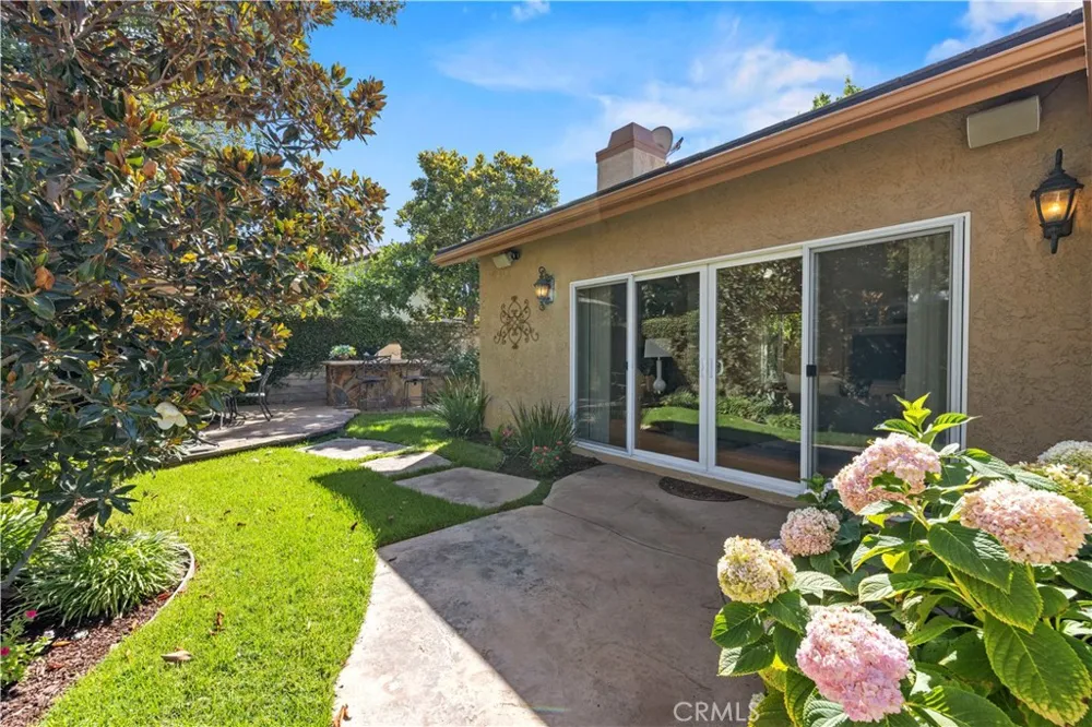 26172 Via Raza Valencia, CA 91355