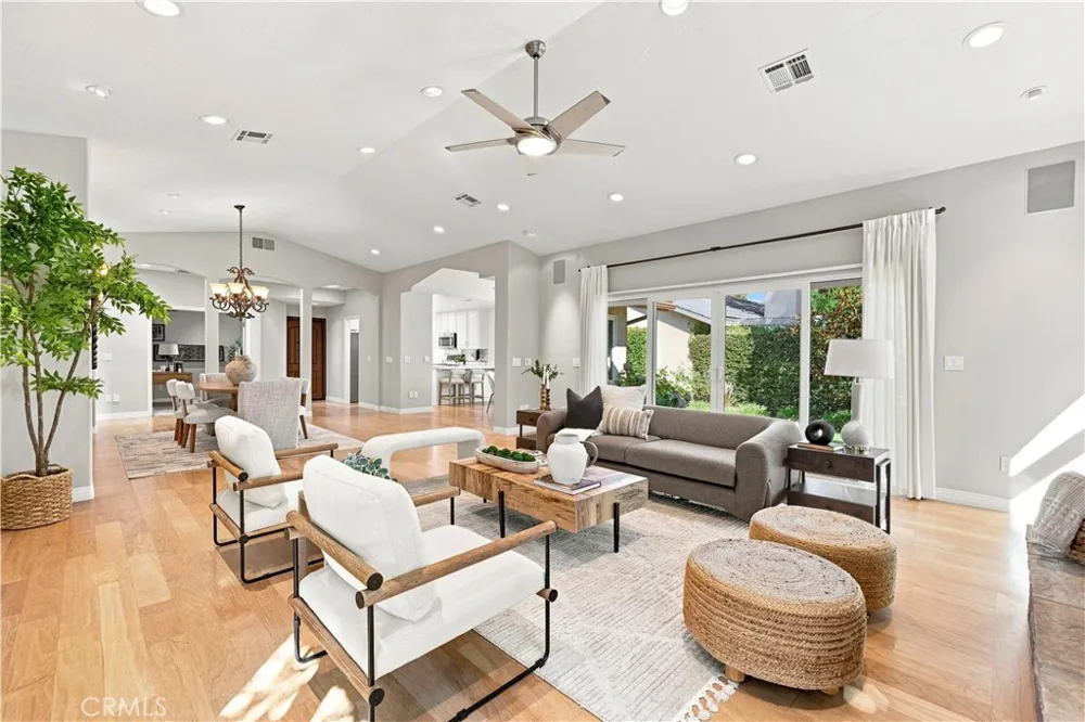 26172 Via Raza Valencia, CA 91355