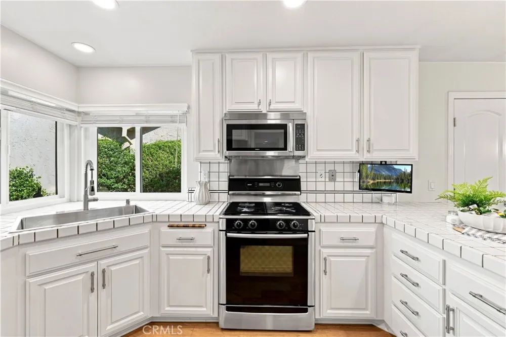 26172 Via Raza Valencia, CA 91355