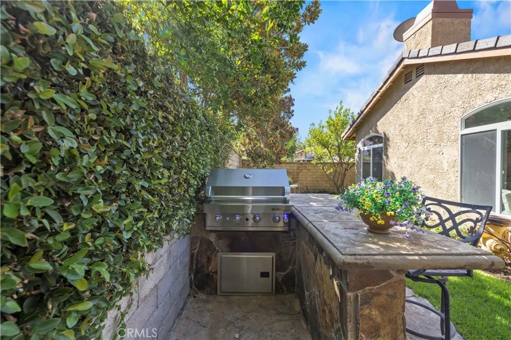 26172 Via Raza Valencia, CA 91355