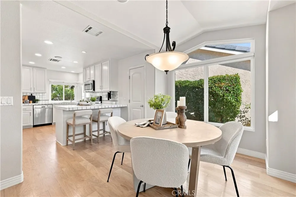 26172 Via Raza Valencia, CA 91355