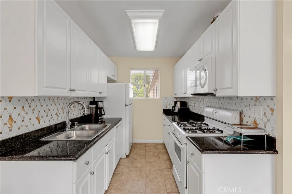 20214 Cohasset Street #16 Winnetka, CA 91306