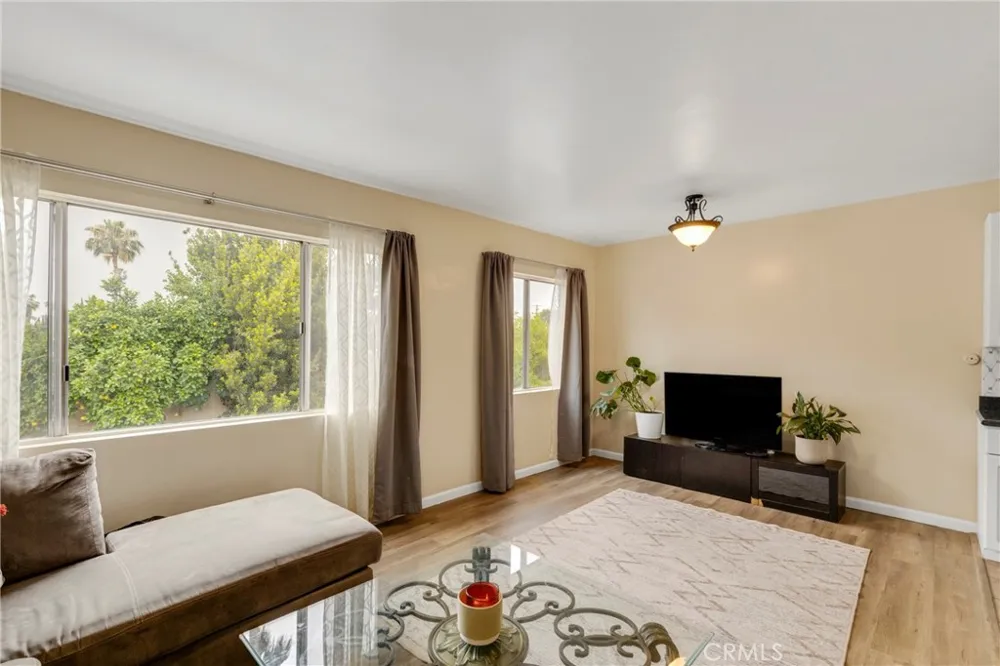 20214 Cohasset Street #16 Winnetka, CA 91306