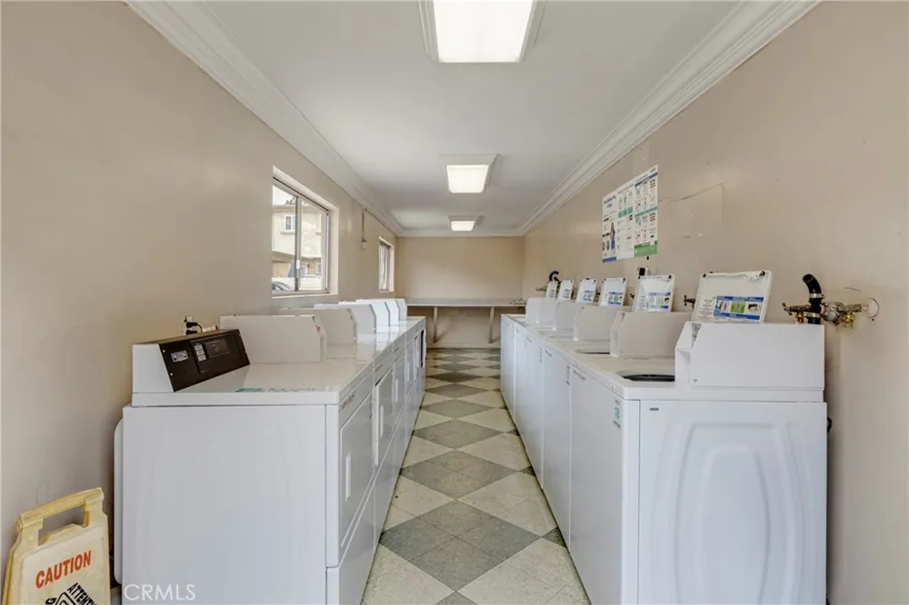 20214 Cohasset Street #16 Winnetka, CA 91306