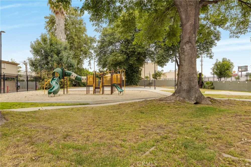 20214 Cohasset Street #16 Winnetka, CA 91306