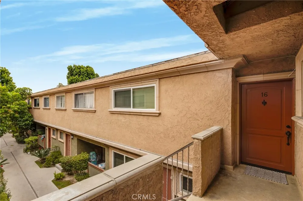 20214 Cohasset Street #16 Winnetka, CA 91306