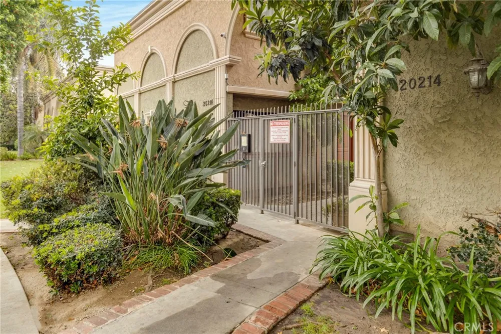 20214 Cohasset Street #16 Winnetka, CA 91306