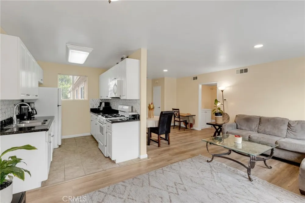 20214 Cohasset Street #16 Winnetka, CA 91306