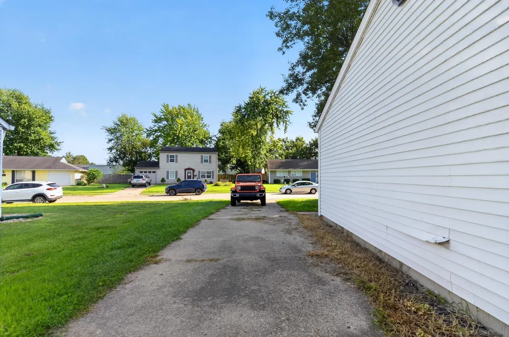 2706 Streamside Drive Columbus, IN 47203