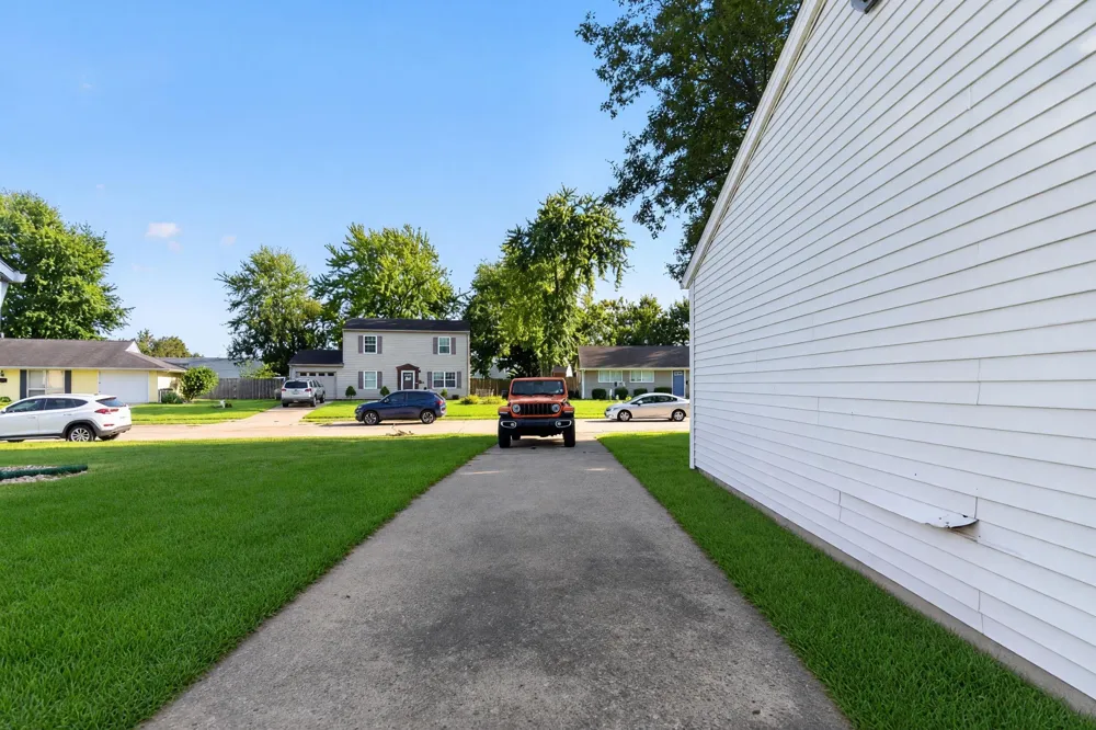 2706 Streamside Drive Columbus, IN 47203