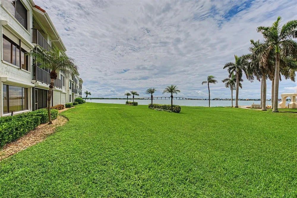 6287 BAHIA DEL MAR CIRCLE #113 St Petersburg, FL 33715