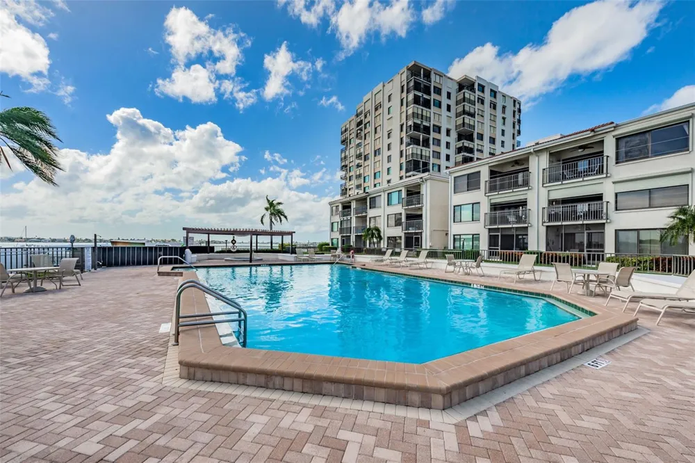 6287 BAHIA DEL MAR CIRCLE #113 St Petersburg, FL 33715