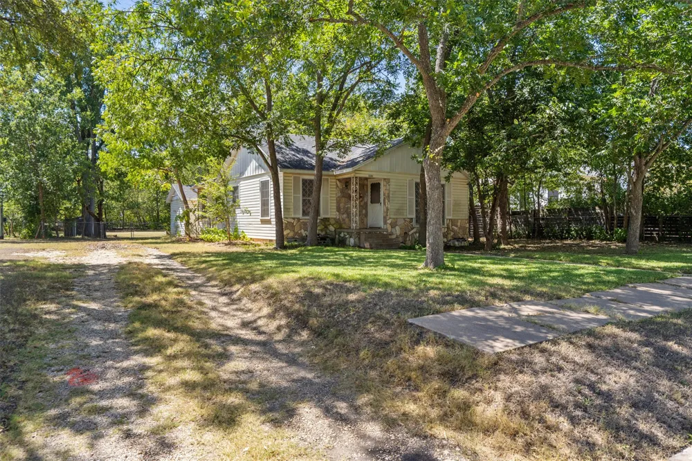 1121 Lexington Street Taylor, TX 76574