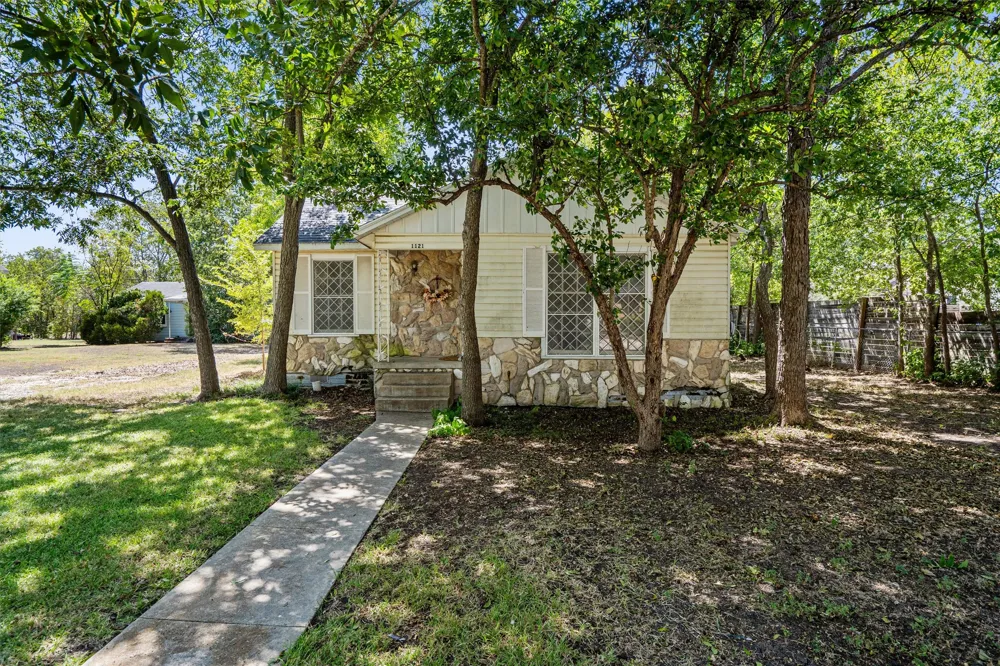 1121 Lexington Street Taylor, TX 76574