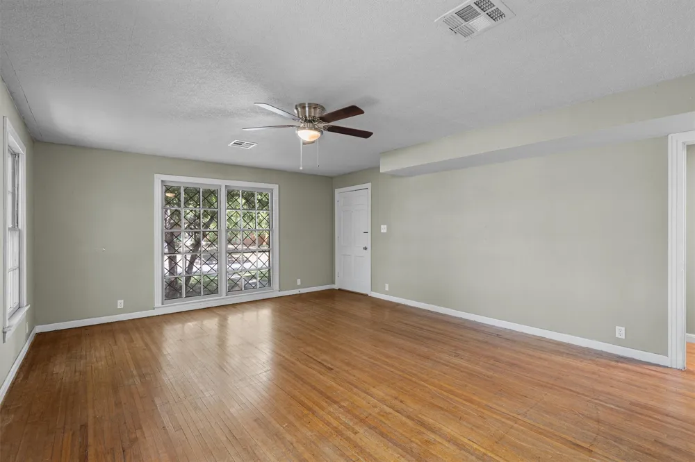 1121 Lexington Street Taylor, TX 76574