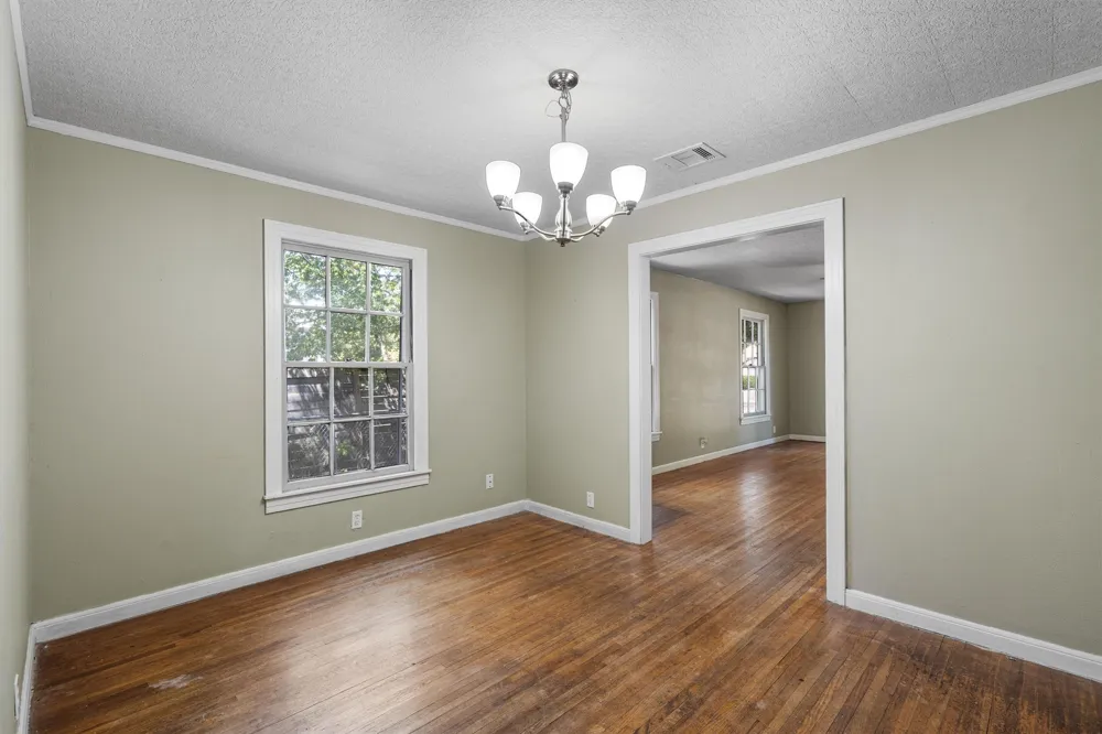1121 Lexington Street Taylor, TX 76574