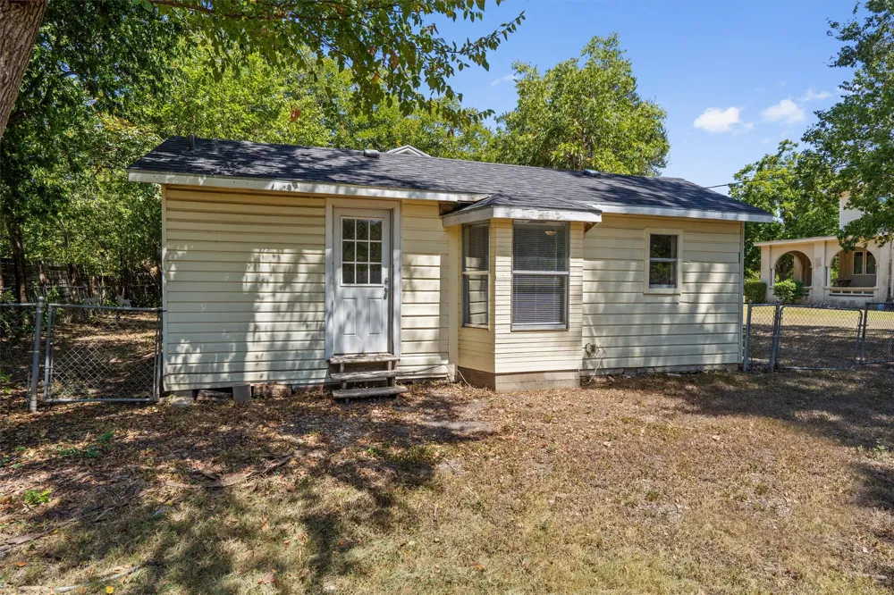 1121 Lexington Street Taylor, TX 76574