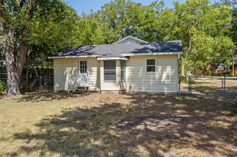 1121 Lexington Street Taylor, TX 76574