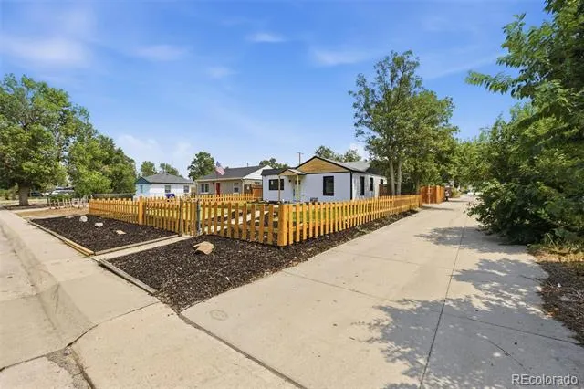 1716 Nome Street Aurora, CO 80010