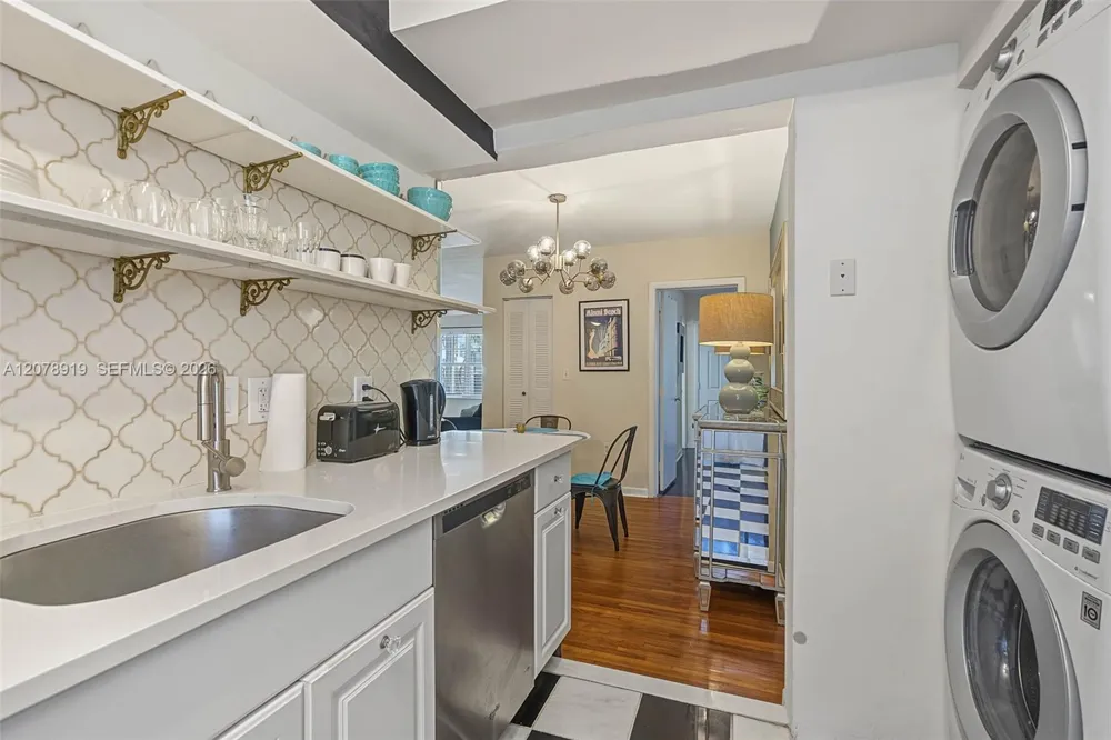 915 8th St #102 Miami Beach, FL 33139