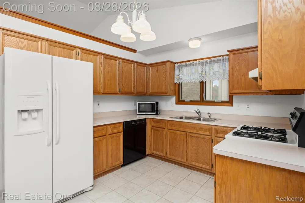 20071 Ridgeway Court Clinton Charter Township, MI 48038
