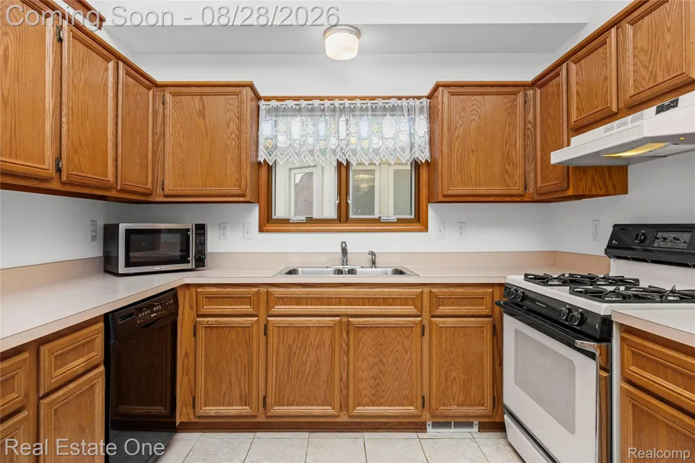 20071 Ridgeway Court Clinton Charter Township, MI 48038
