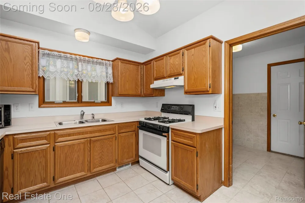 20071 Ridgeway Court Clinton Charter Township, MI 48038