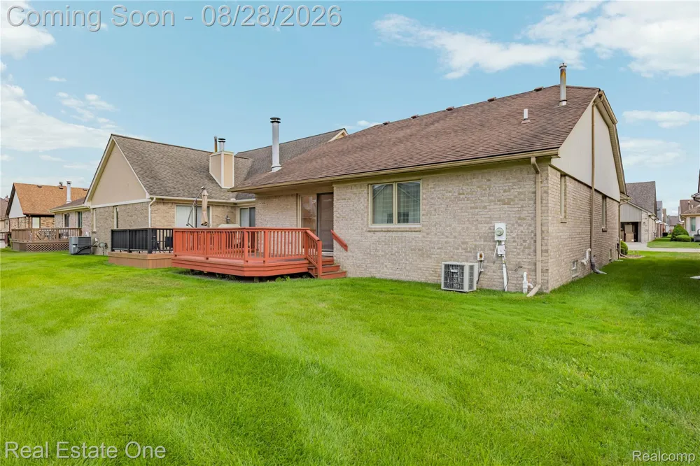 20071 Ridgeway Court Clinton Charter Township, MI 48038