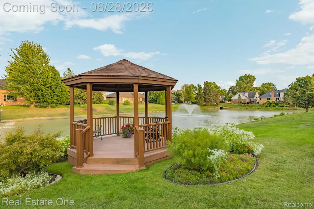 20071 Ridgeway Court Clinton Charter Township, MI 48038