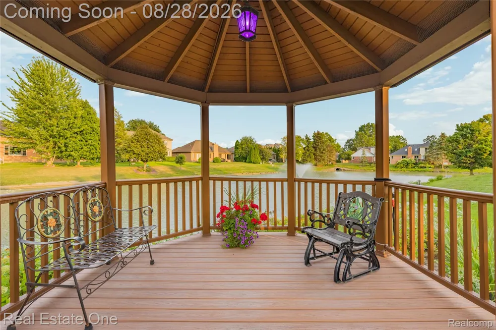 20071 Ridgeway Court Clinton Charter Township, MI 48038