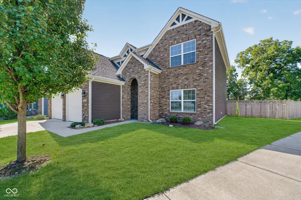 733 Farnham Drive Westfield, IN 46074