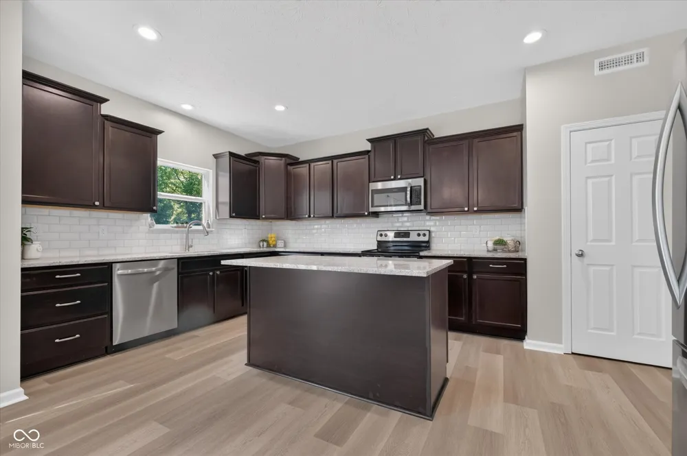 733 Farnham Drive Westfield, IN 46074
