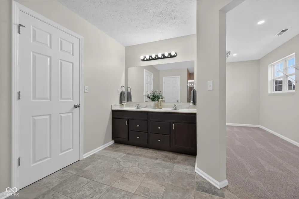 733 Farnham Drive Westfield, IN 46074