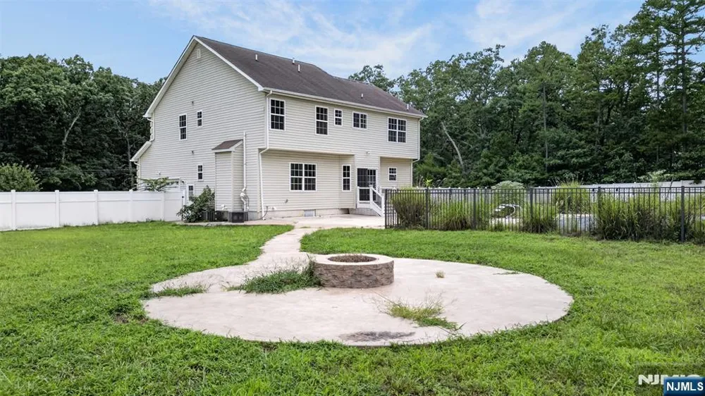 893 Lakehurst Avenue Jackson, NJ 08527