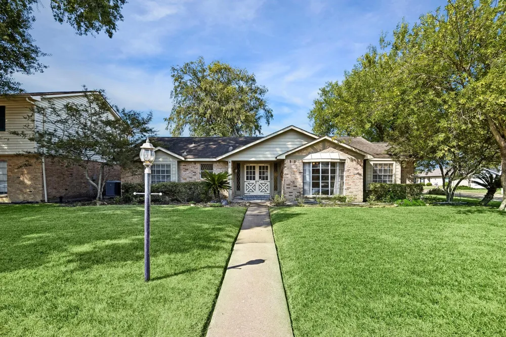 11302 Brighton Lane Meadows Place, TX 77477