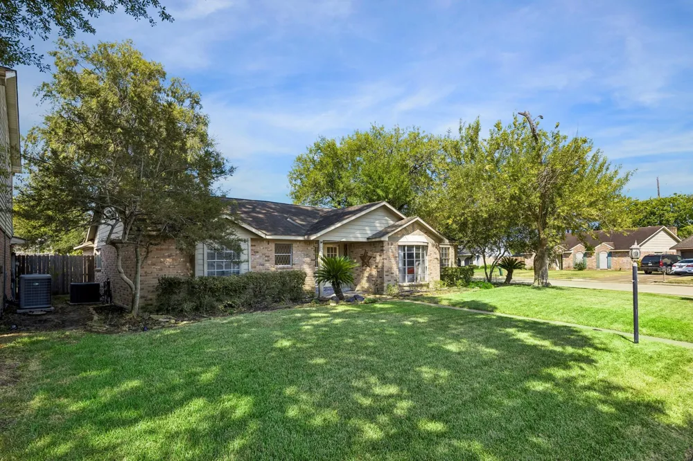 11302 Brighton Lane Meadows Place, TX 77477