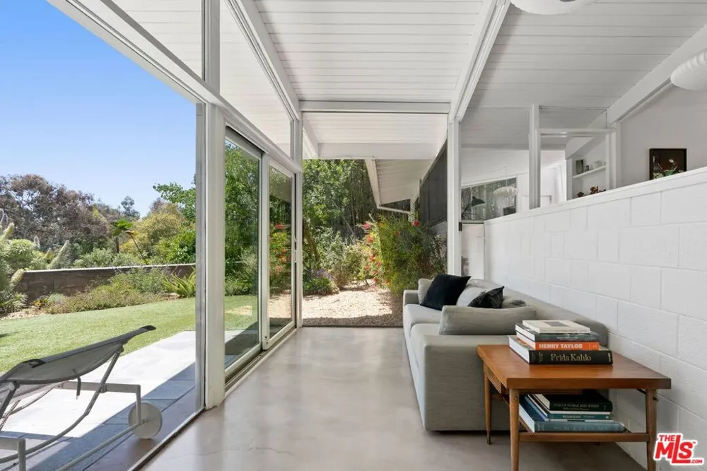 810 Bramble Way Los Angeles, CA 90049