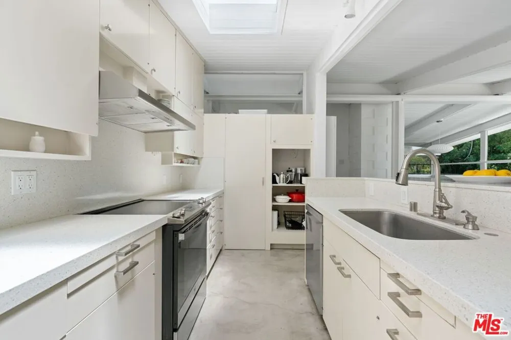 810 Bramble Way Los Angeles, CA 90049