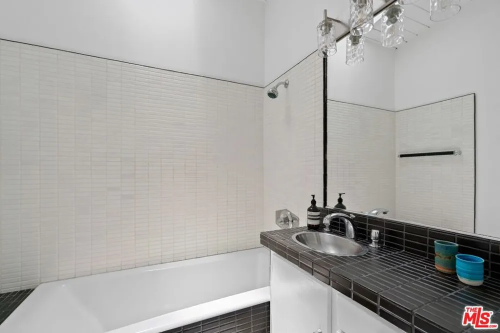 810 Bramble Way Los Angeles, CA 90049