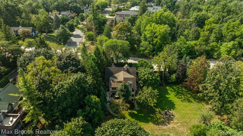 1200 W Lincoln Street Birmingham City, MI 48009