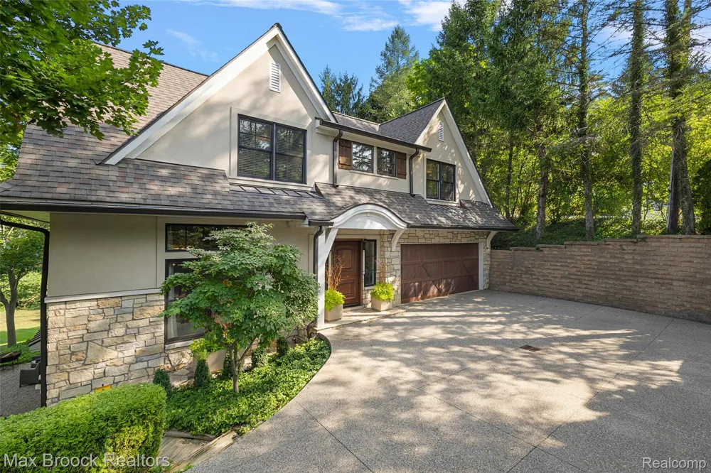 1200 W Lincoln Street Birmingham City, MI 48009