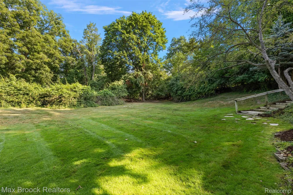 1200 W Lincoln Street Birmingham City, MI 48009