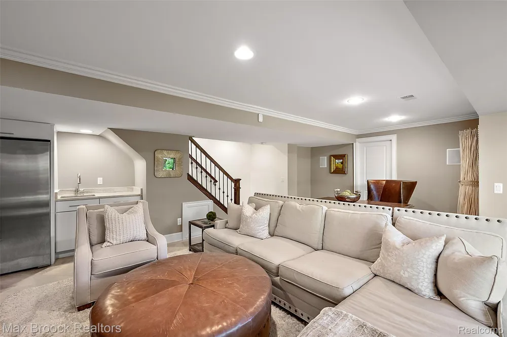 1200 W Lincoln Street Birmingham City, MI 48009