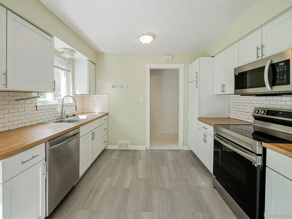 19501 Magnolia Parkway Southfield City, MI 48075