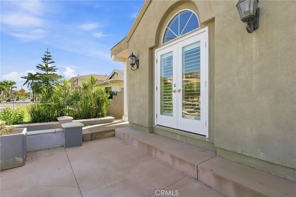 1209 Huntington Street Huntington Beach, CA 92648