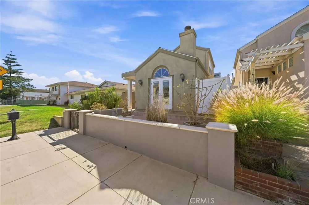 1209 Huntington Street Huntington Beach, CA 92648