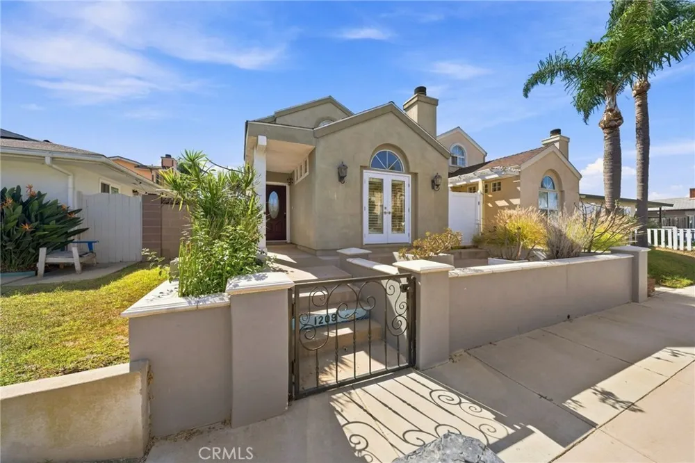 1209 Huntington Street Huntington Beach, CA 92648