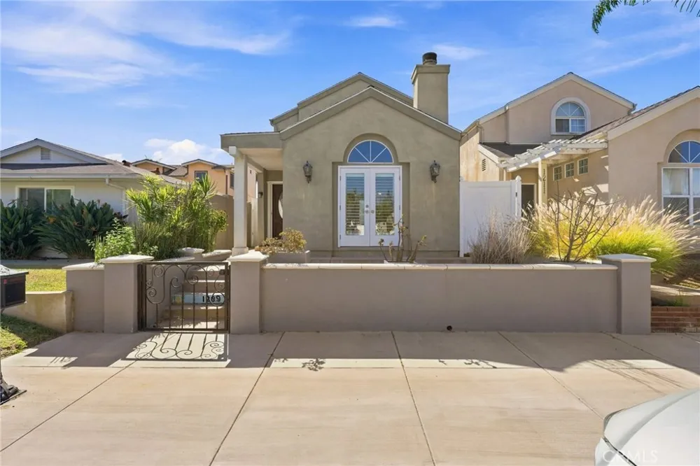 1209 Huntington Street Huntington Beach, CA 92648