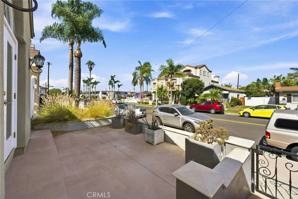 1209 Huntington Street Huntington Beach, CA 92648